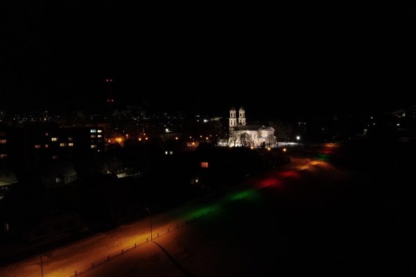 Jonavos Panerys suspindo trispalvės šviesomis