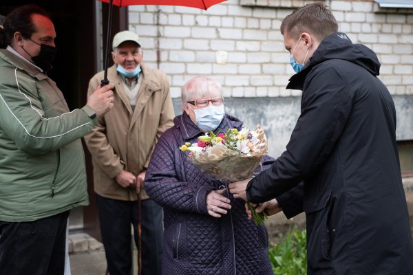 Rajono vadovai pasveikino Prezidento medaliu apdovanotą jonavietę