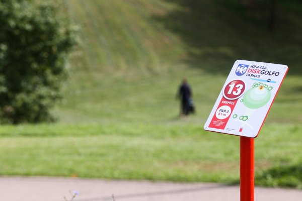 Jonavoje įrengtas diskgolfo parkas – nauja erdvė bendruomenei