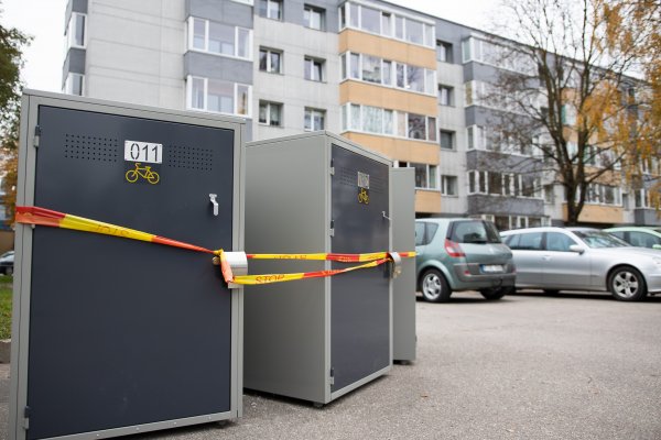 Jonavoje statomi „garažai“ dviračiams prie daugiabučių: gyventojai jau gali rezervuoti vietas