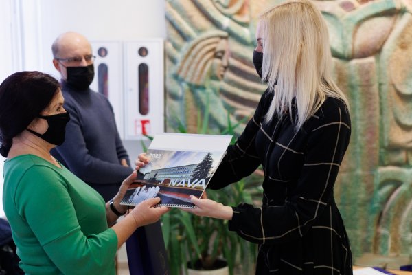 Fotokonkurso laureatams įteikti Jonavos kalendoriai