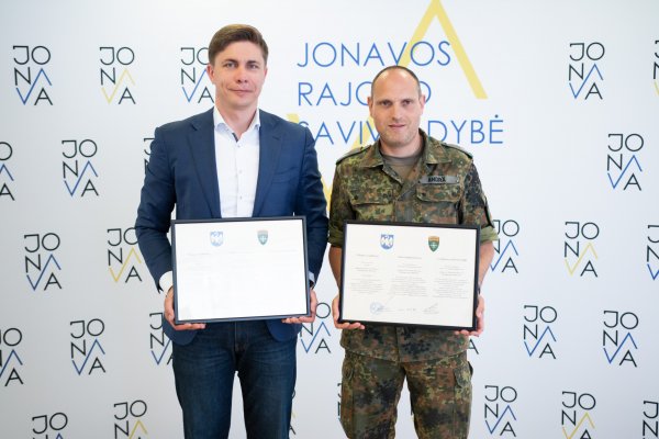 Pasirašyta Jonavos ir NATO priešakinės kovinės grupės bendrystės sutartis