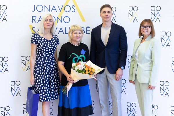 Rajono vadovai pasveikino Jonavos globos namų direktorę