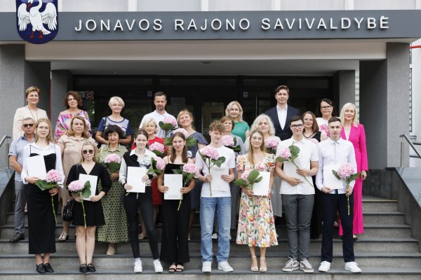 Savivaldybės vadovai pasveikino šių metų šimtukininkus