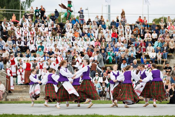 Joninių slėnyje nuaidėjo tarptautinis chorinės muzikos ir liaudies šokių festivalis „Čia mes...