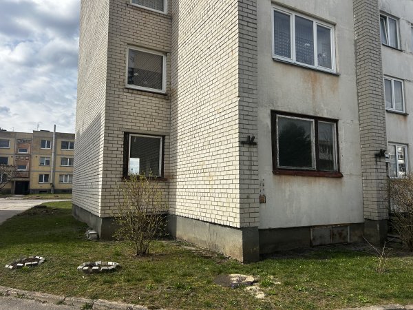 Skelbiamas trijų kambarių buro pardavimas viešame aukcione